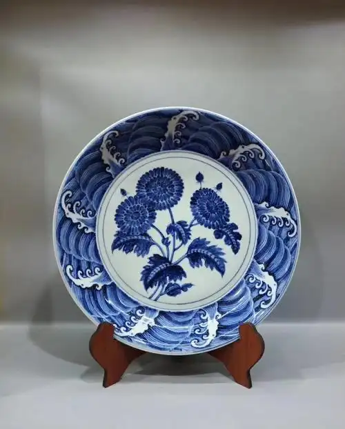 青花菊花海水纹盘大明宣德年制九五品
