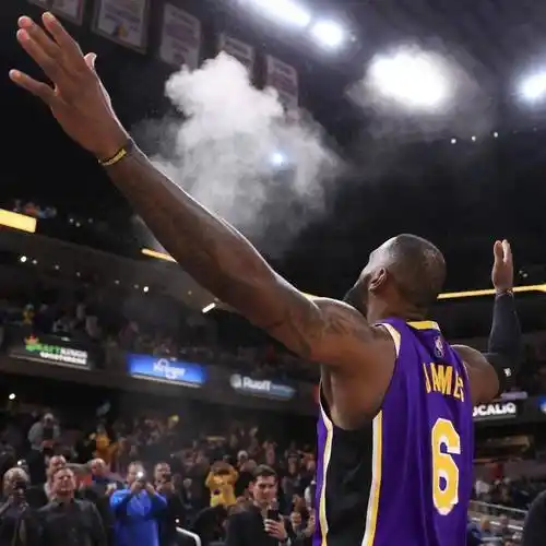 霸气!詹姆斯这个庆祝动作回来了!砍下39分,带队赢球!_步行者