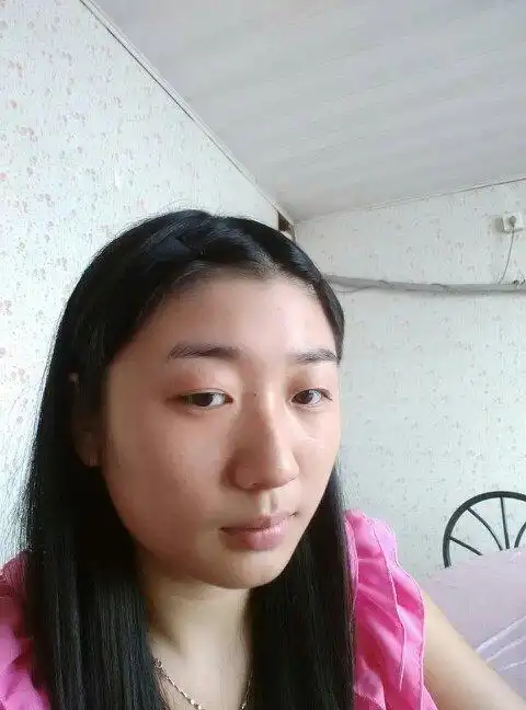 大家帮我看看我适合中分么 额头小的人真的伤不起 额头真的很低 拜托