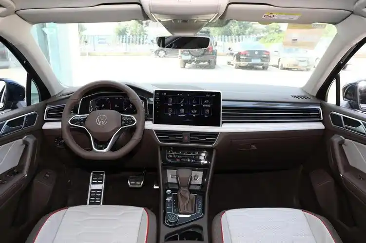 新款途观l内饰的升级也很明显,风格更加年轻化,悬浮式中控屏,贯穿式出