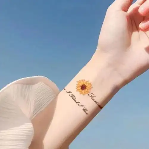 美女手部纹身图片手部小纹身