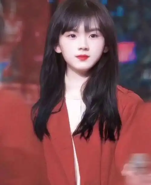 刘耀文曾尝试过女装,看到他所带来的效果,戴着长长的假发,一件青色