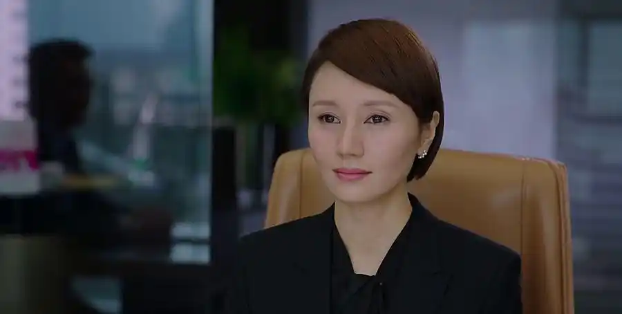 分享一组《我的前半生》职场女强人唐晶剧照,漂亮大方