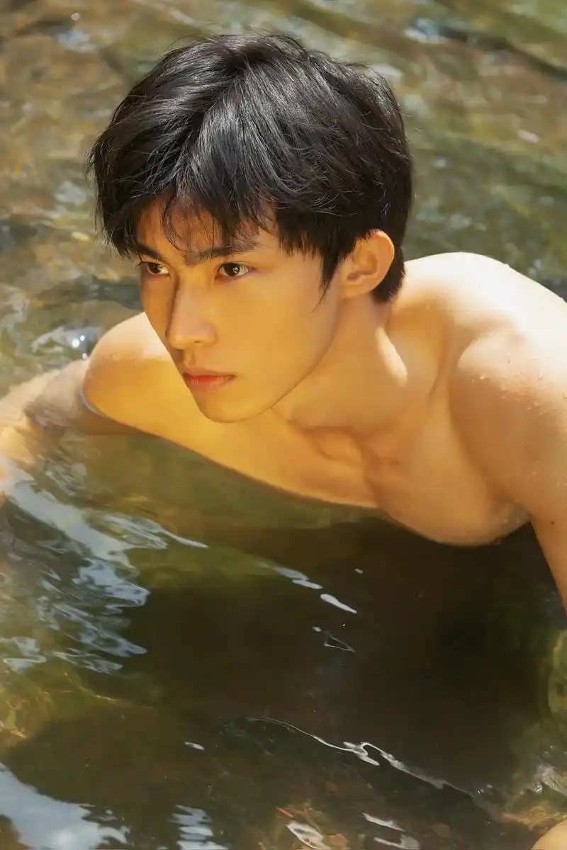 "那束少年身上盛夏的光"#男生写真 #少年感 #腹肌 #夏日 - 抖音