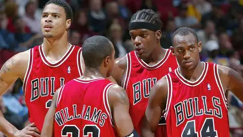 1998年公牛王朝解散后球队直接陷入了黑暗之中