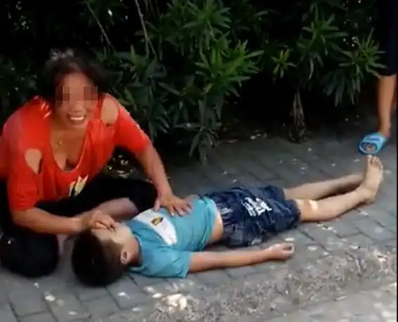 男孩溺亡民警被指见死不救 回应:到现场时已死亡