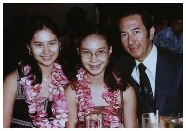 何超琼60岁亲妹惊艳亮相,与姐姐截然不同,百亿身家,单身离婚.