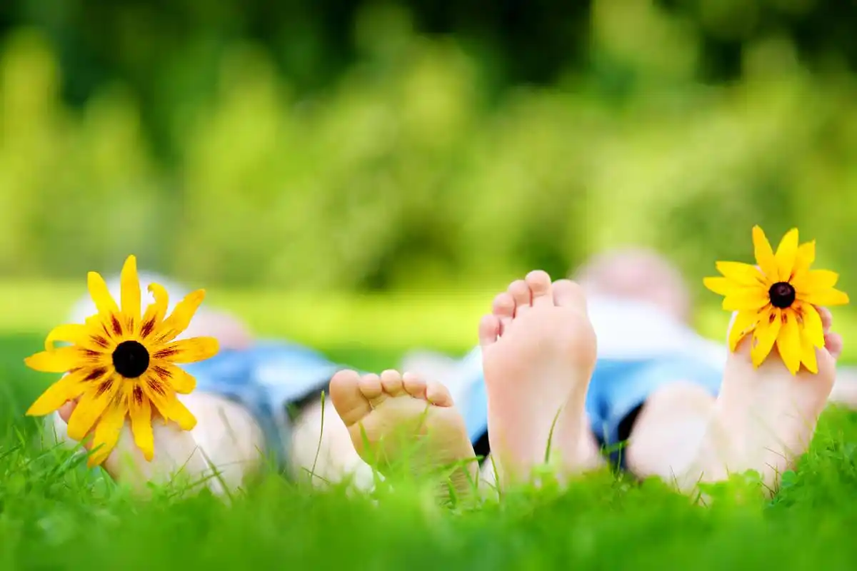 生活更美好垃圾分类制度宣传海报浪漫夜晚灯光道路上拥吻的情侣人物