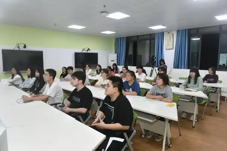 首页>|校园号>|广西民族大学>课堂现场卞成林就"如何在大学生活中践行