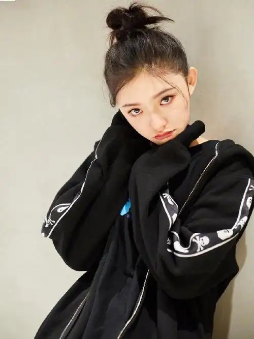 林允高扎丸子头清纯娇俏 双手捂脸盯镜头显楚楚可怜