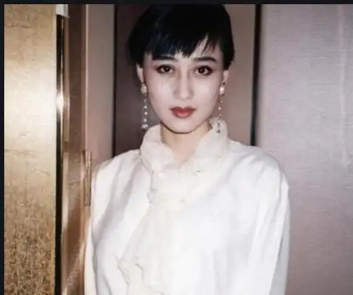 赌王何鸿燊离世,一代枭雄落幕,一生四房太太可谓传奇