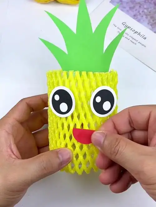 水果网不要丢,教你废物利用,做一个好看的菠萝笔筒玩具