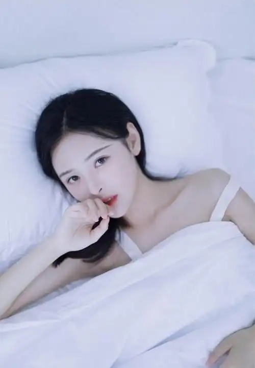 小清新瓜子脸红唇美女优雅唯美写真