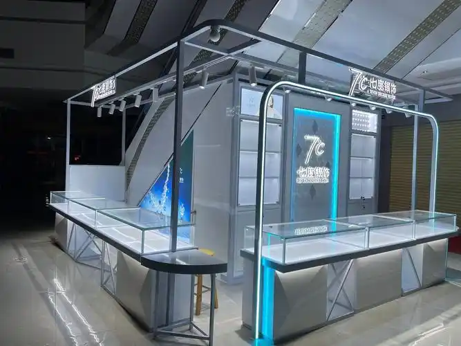 商场中庭珠宝展示柜台中纤板烤漆玻璃展示货柜银饰项链陈列柜摆放