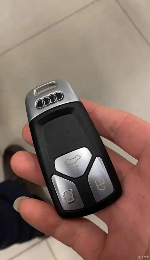 奥迪q5提车作业时尚季风灰提车