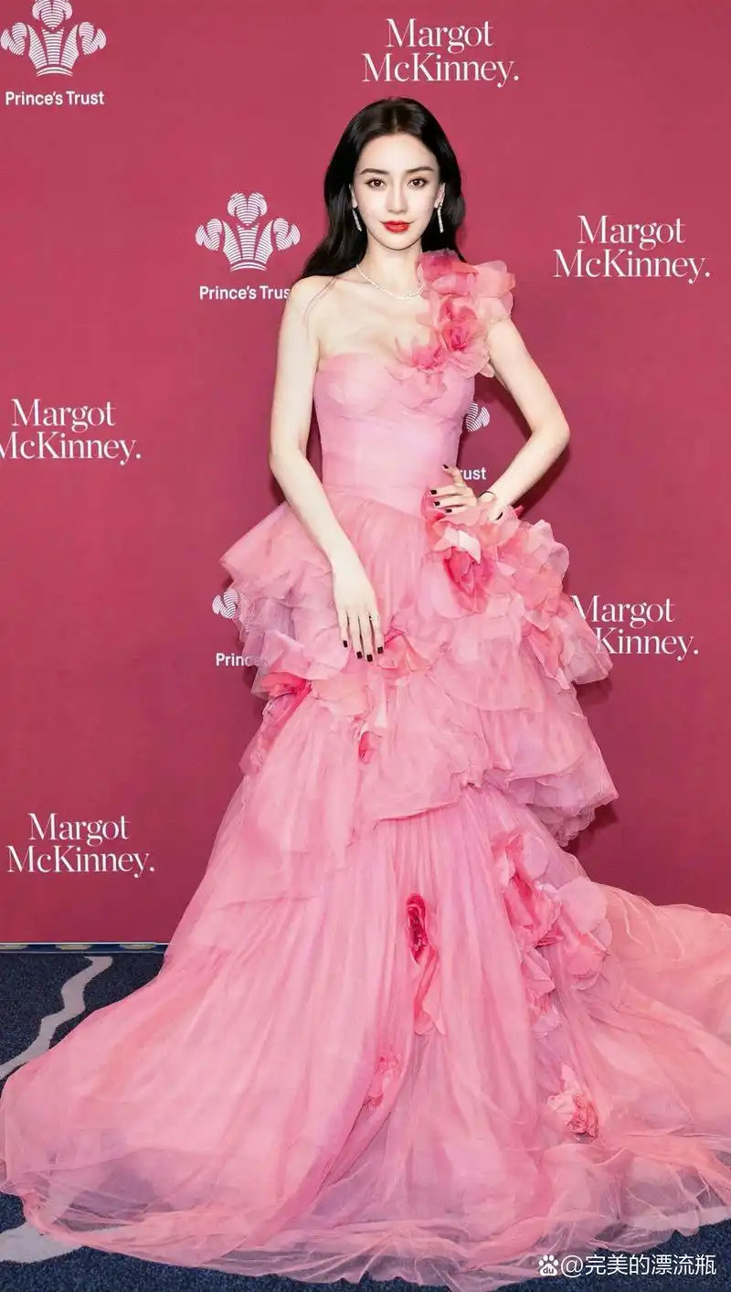 她身着一袭粉色长裙,仿佛春天的使者,温柔而充满生机.