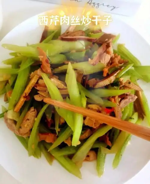 一人食西芹肉片炒干子