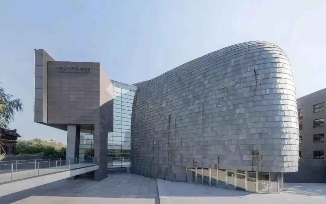 是普利兹克奖得主——矶崎新 在中国的首个建筑项目 美术馆坐落在弧形