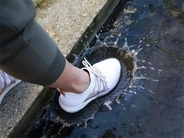 看完《小猪佩奇》,我的孩子爱上踩水坑跳泥坑,我该怎么办?