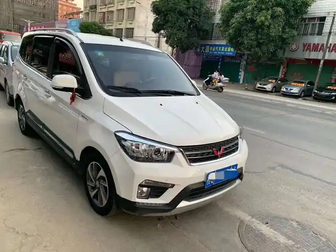 五菱宏光s1还是非常的帅气的