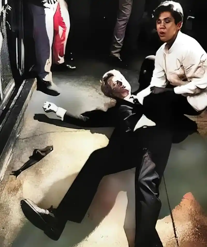 1968年,罗伯特·肯尼迪遇刺后的照片,他在演讲后被袭击,从照片中可以