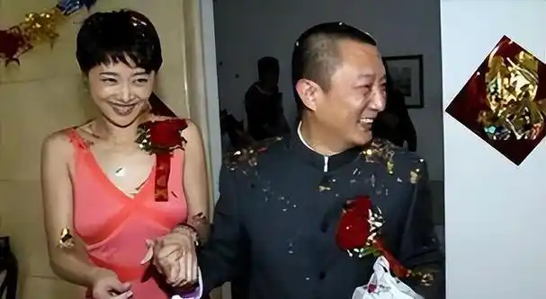 通过了解刘蓓是张黎的第五任妻子,我们或许可以窥见张黎的感情历程之