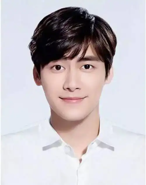 李易峰,淡淡的笑容,好舒服!易烊千玺,青春无敌!