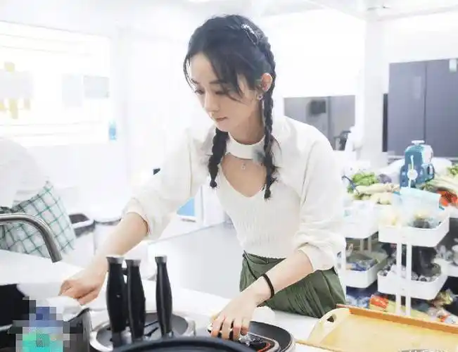 原创赵丽颖上中餐厅低调炫富一对耳环就五位数不敢买同款