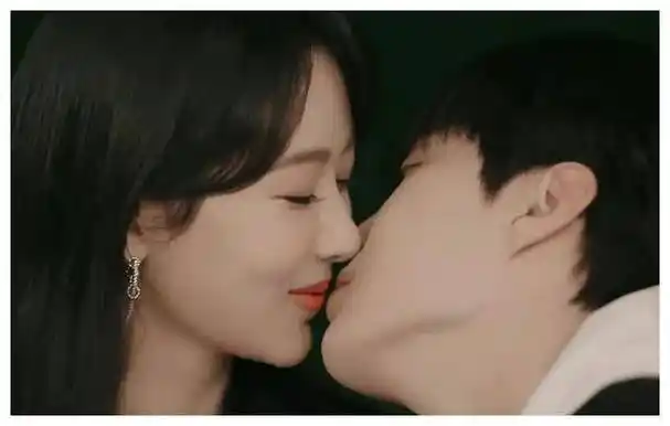 杨紫和范丞丞长椅上深情之吻,吻戏现场火花四溅,遮羞布揭下!
