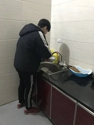 这个小帅哥正在认真刷碗,只能来个背影照了.