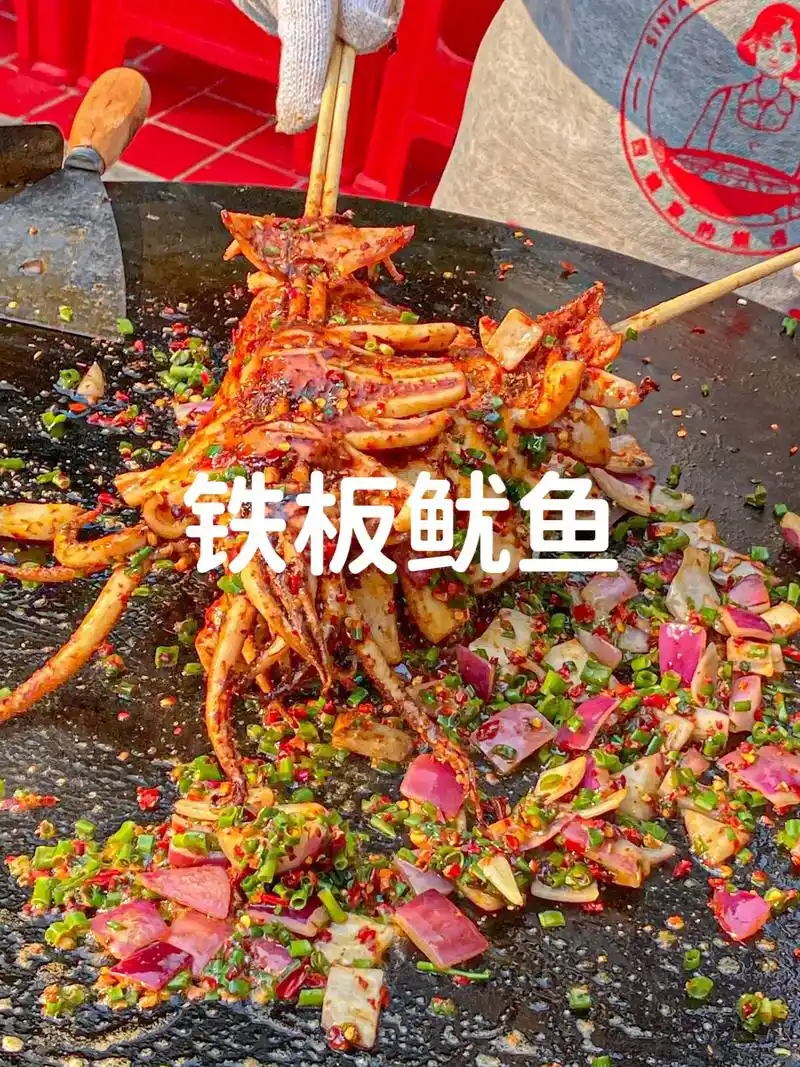 铁板鱿鱼是小吃街夜市最多的摊位,成本低利润高好操作 - 抖音