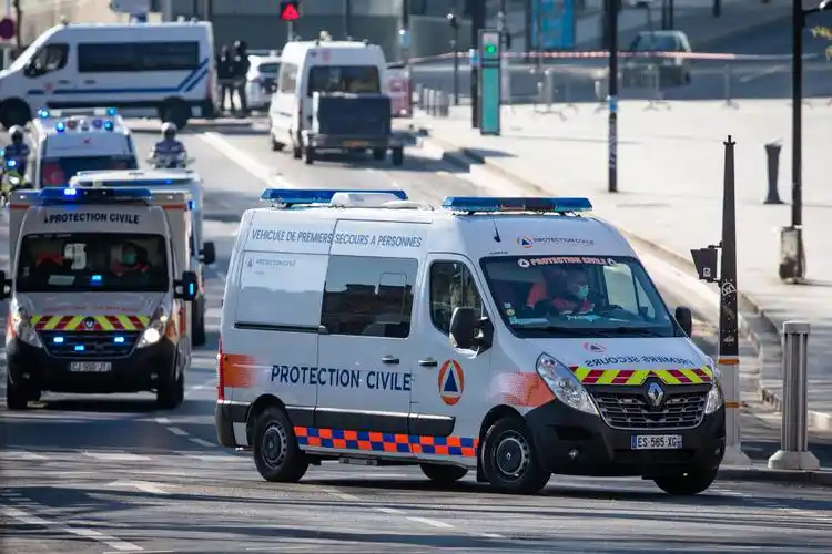 4月1日,转运新冠肺炎重症患者的救护车抵达法国巴黎奥斯特利茨火车站.