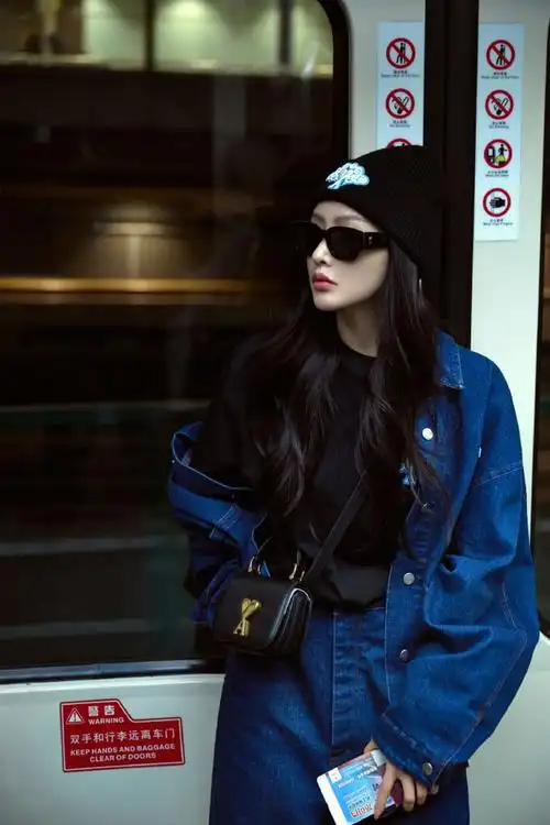 张天爱蓝色牛仔套装搭黑色墨镜,展不羁个性与时尚态度,又酷又飒