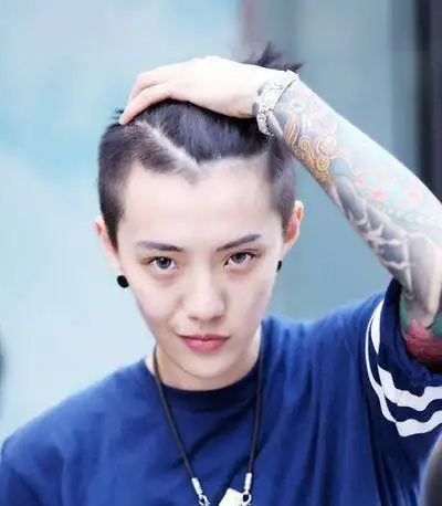 两侧剃短的超短发这个夏天最时尚,看女孩的该款黑色的短发,将发顶区域