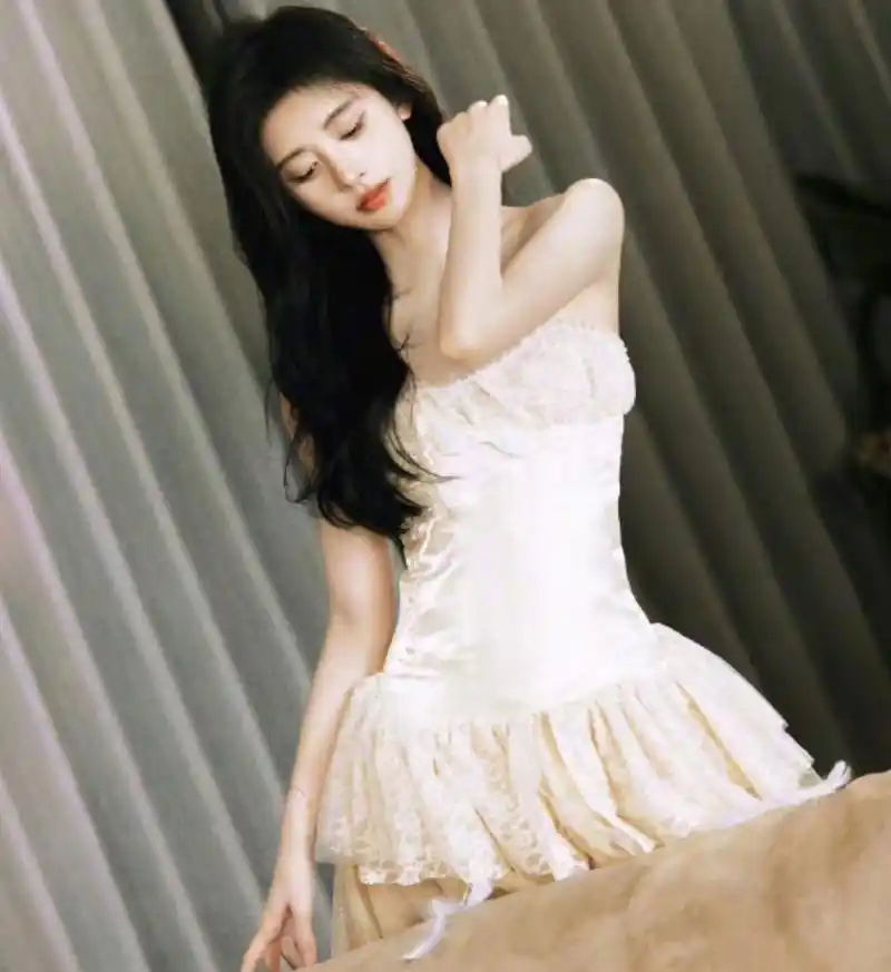 鞠婧祎的拍照pose真是每次不重样,她晒出多张生活照,光线和角度都堪称