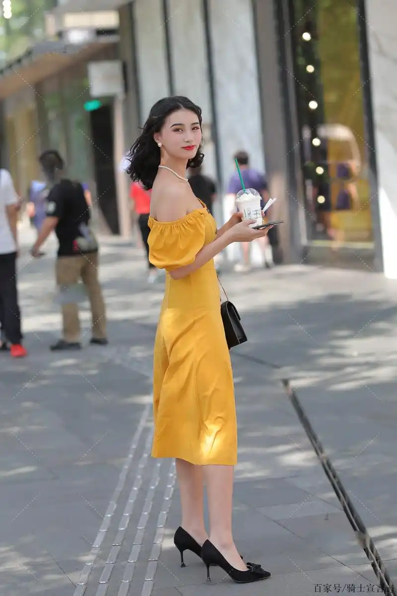 黄色一字肩连衣裙搭配黑色高跟鞋,彰显优雅气质,御姐范十足