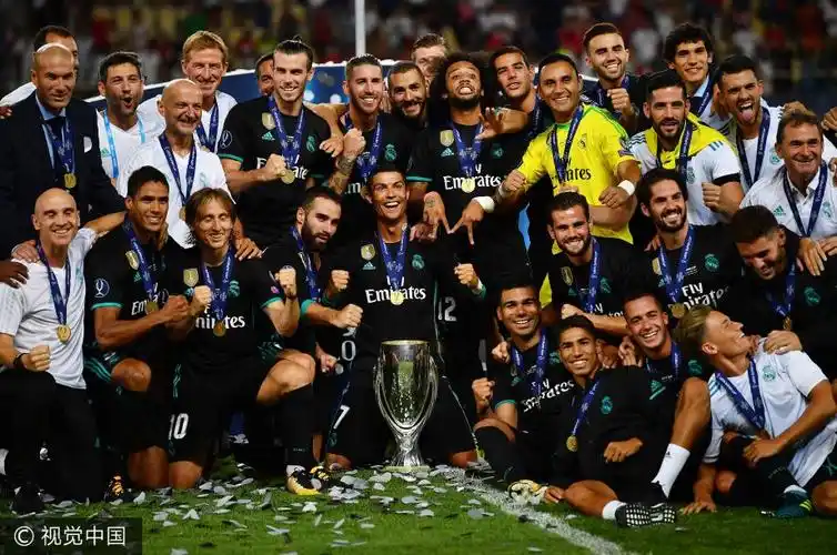 欧超杯:皇马2-1曼联捧杯 皇马众将与奖杯合影