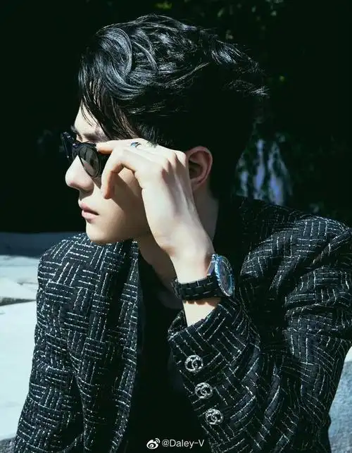 王一博香奈儿看秀造型