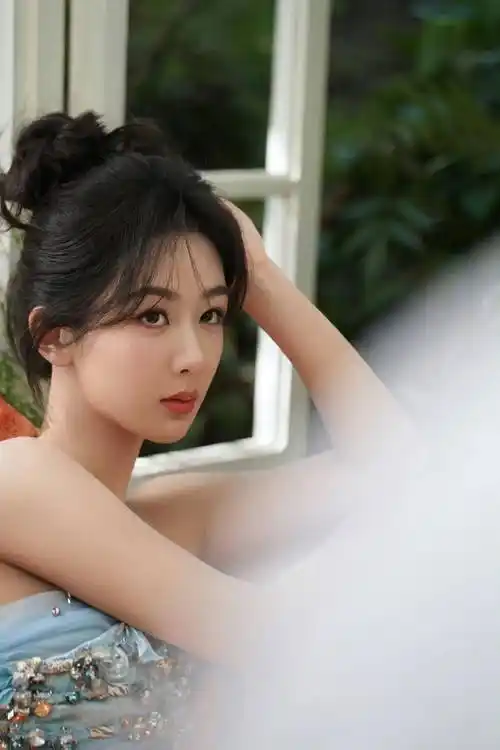 杨紫31岁生日写真 穿拼接人鱼裙也太美了!_祝福_网络_图片