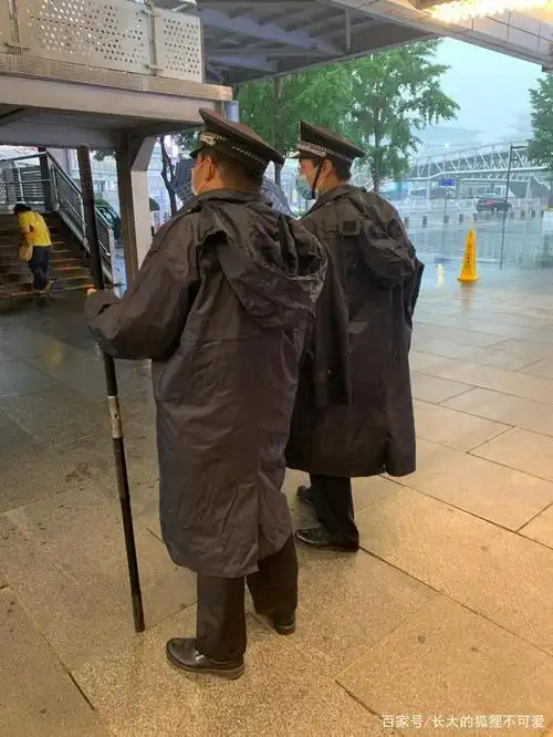 北京突降暴雨,保安叔叔的反正也太敏捷了吧