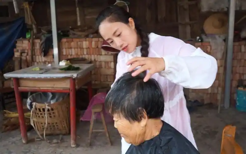 农村小妹给奶奶理发吐槽自己技术不到家奶奶笑得合不拢嘴