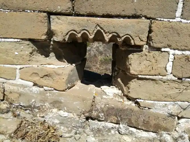 这是垛墙的射箭孔,射箭孔上方还有花纹,说明当初建造很有