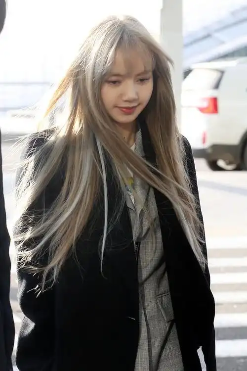 每日吃瓜会:lisa被前经纪人骗钱,徐锦江手搭老婆肩膀十分恩爱