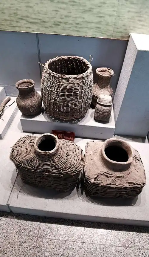 写美篇      产生于原始社会的渔猎时期,是最古老的水上工具之一