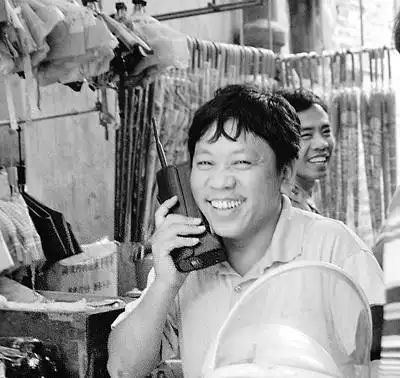 在广州拍摄的用"大哥大"打电话的人(资料照片).