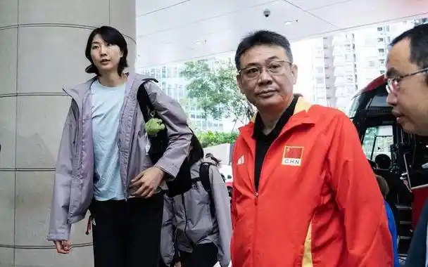 中国女排抵港合影曝光:蔡斌瘦弱,朱婷亲密交流,和谐关系揭秘
