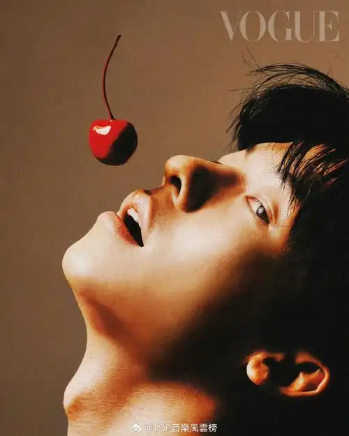 许光汉猩红脚趾美甲