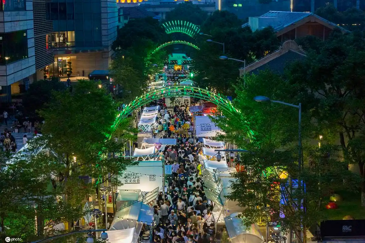 烟火气点亮夜经济02逛吃逛吃的夜市很繁华满满幸福感