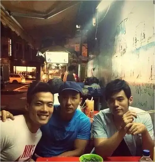 刘畊宏火了不忘爱妻强制起床跳操健身网友戏称老婆体能大考验