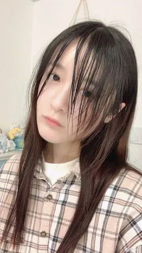 徐娇穿露腰上衣大秀性感马甲线长发飘逸不失青春活力